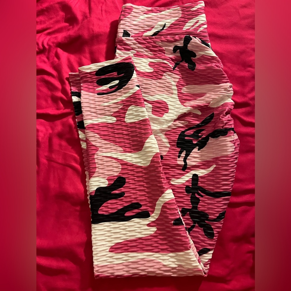 New, never worn Pink Camo ButtLifting Leggings, XL